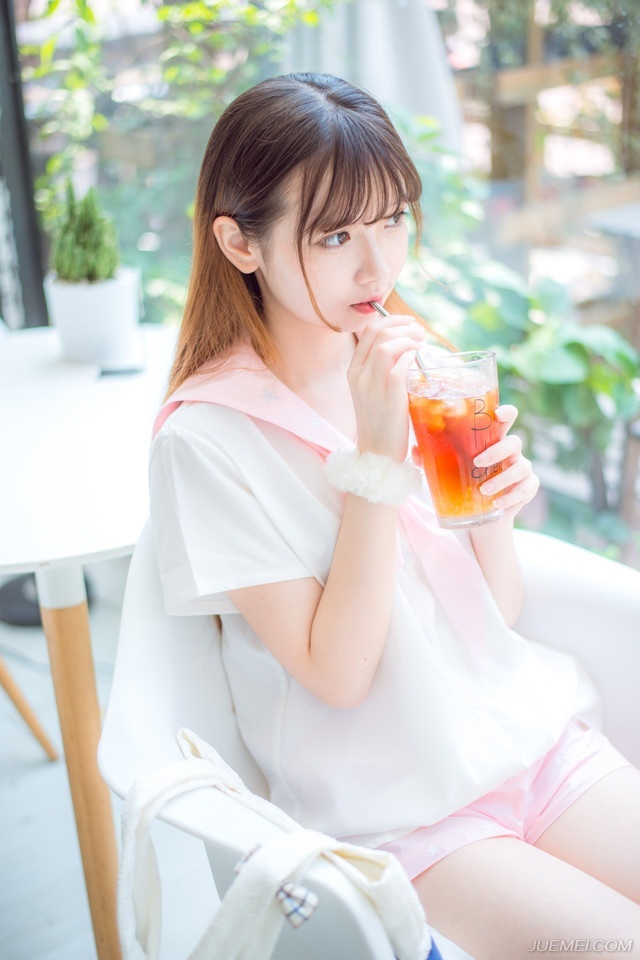“刘璝是被算计的，这点没错，但他本人不知道，换做是你，若主公淫辱了你的妻子，你会怎样？”庞统没好气的翻了翻白眼道。